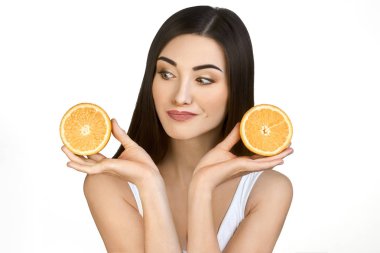 Turuncu Beyaz arka plan üzerinde elinde iki yarısı ile güzel kız.