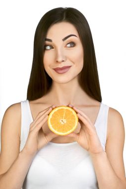 Juicy Orange yarısı beyaz arka plan üzerinde tutan güzel Model.