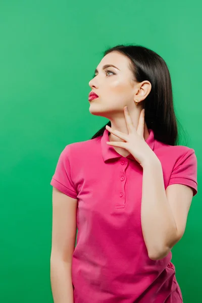 Ragazza con labbra rosse sensuali e lunghi capelli scuri in posa su sfondo verde . — Foto Stock