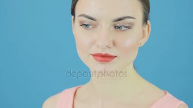 Güzel Model mükemmel taze temiz cilt ile portre portre. Gençlik ve cilt bakım kavramı. Üzerinde mavi arka plan izole.