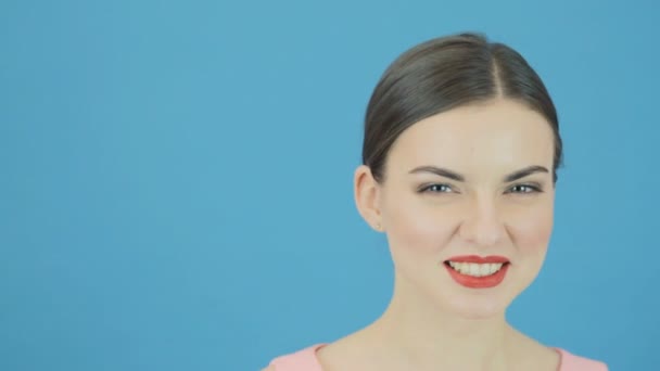 Belle femme souriante avec une peau propre et parfaite sur fond bleu en studio. Youth and Skin Care Concept. Isolé . — Video