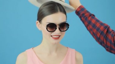 Sırasında profesyonel Model Photoset. Şehvetli kırmızı dudaklı beyaz şapka ve pembe elbiseli seksi kadın moda portre.