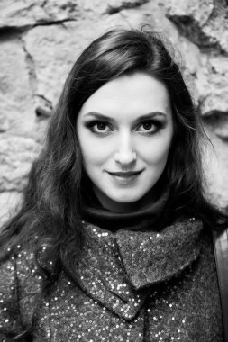 Siyah beyaz açık şehvetli dudakları, profesyonel makyaj ve çekici gülümseme ile güzel kadın portresi.