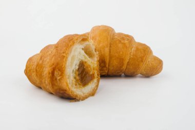 Beyaz bir arka plan üzerinde vişne reçelli lezzetli ay çöreği