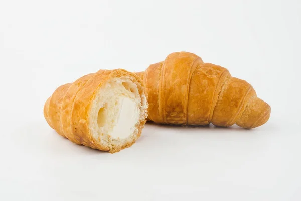 Croissants deliciosos com geléia de cereja em um fundo branco — Fotografia de Stock