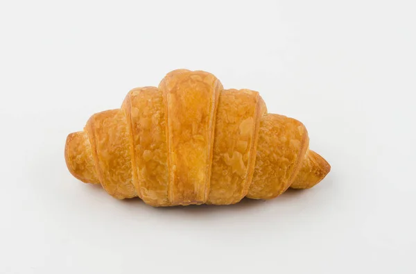 Leckere Croissants mit Kirschmarmelade auf weißem Hintergrund — Stockfoto