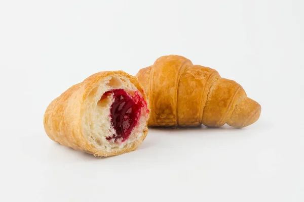 Deliziosi croissant con marmellata di ciliegie su sfondo bianco — Foto Stock
