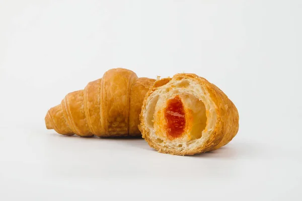 Deliziosi croissant con marmellata di ciliegie su sfondo bianco — Foto Stock
