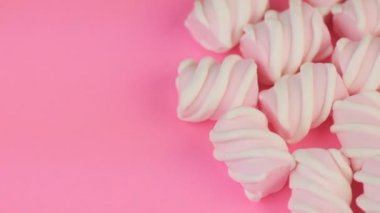 Birçok farklı bükülmüş hatmi boşaltmak ile pembe arka plan üzerinde renkli.