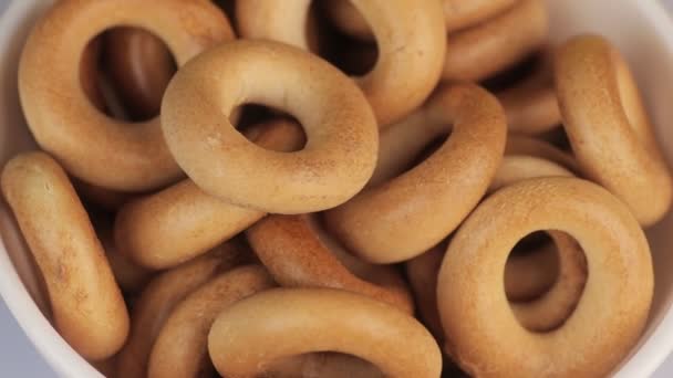 Mängd färska Bagels i vit skål. Hälsosam matkoncept. — Stockvideo