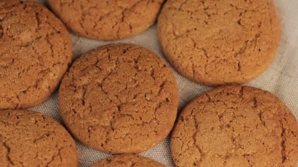 Macro Video of Healthy Food with Oatmeal Cookies or Oatcakes (en inglés). Concepto de comida vegetariana . — Vídeo de stock