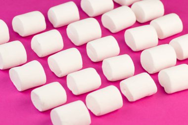 Pembe Arkaplanda Yumuşak Tatlı Marshmallow. Şeker konseptli yemek. Bir çember içinde