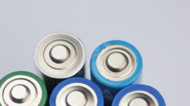 Makro Video pil en iyi. Enerji, güç ve geri dönüşüm kavramı.