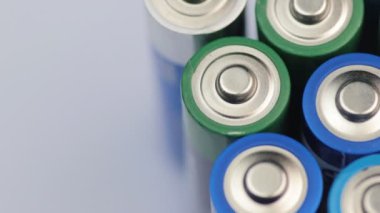 Makro Video pil en iyi. Enerji, güç ve geri dönüşüm kavramı.
