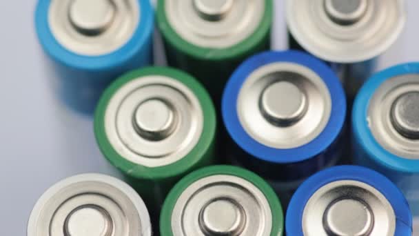 マクロ電池最高のビデオ。エネルギー、電力、リサイクルの概念. — ストック動画