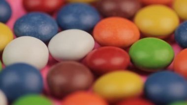 Masanın üzerinde yatan damla şeker renkli çikolata kaplı.