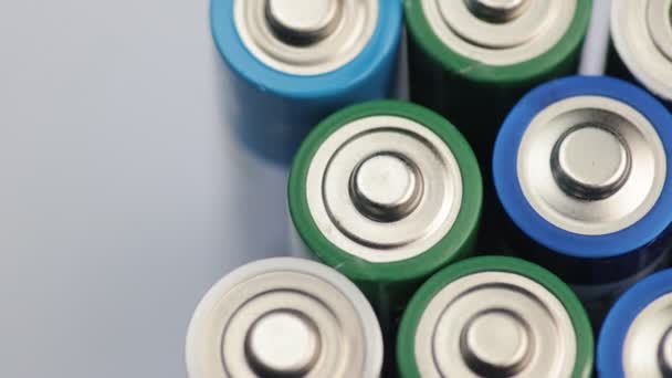 De Video van de macro van de Top van de batterijen. Concept van energie, kracht en Recycling. — Stockvideo