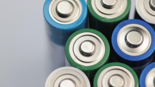 Makró videó az akkumulátor tetején. Energia, a hatalom és az újrahasznosítás fogalma. — Stock videók