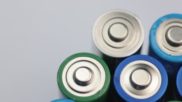 Makro-Video der Batterien oben. Energie-, Strom- und Recyclingkonzept. — Stockvideo