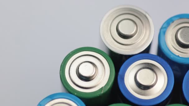Macro Vidéo du haut des batteries. Concept d'énergie, de puissance et de recyclage .