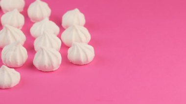 Boşaltmak ile pembe arka plan üzerinde beyaz Mini lokum gibiydi Üstten Görünüm.