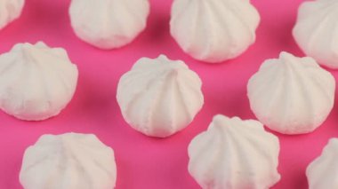 Makro Video yumuşak, kabarık, beyaz Marshmallows pembe bir arka plan üzerinde.