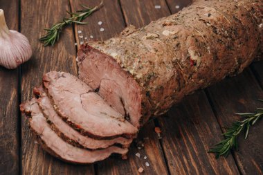 Ahşap masa üzerinde geleneksel füme et. Mutfak et yemek.