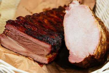 Kağıt ustasının arka planında soğuk tütsülenmiş et. Yakın plan. Em şunu..