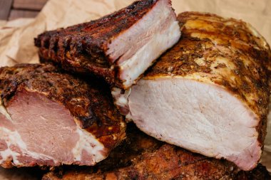 Kokulu, tütsülenmiş salam kompozisyonu. Yakın plan.