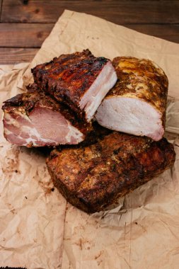 Kokulu, tütsülenmiş salam kompozisyonu. Barbekü.