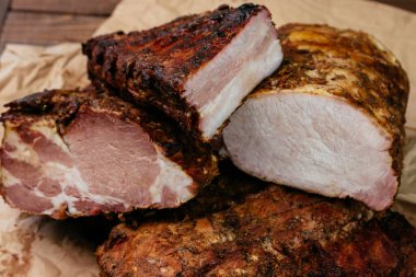 Aromatik, tütsülenmiş salam bileşimi