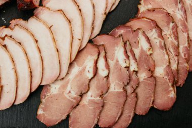 Aromatik, tütsülenmiş salam bileşimi.