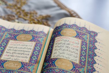 Kutsal kitap Kur'an-ı Kerim fatiha ve bakara recitations sayfalarında açıldı