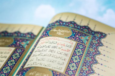 Kutsal kitabın Allah'ın açılış sayfaları cloudopening sayfalı hol