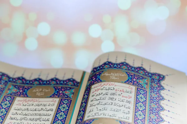 Openen van pagina's van heilige boek Qur'an met achtergrond verlichting — Stockfoto