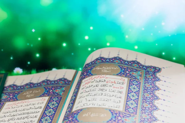 Páginas de apertura del libro sagrado Corán con luz verde de fondo — Foto de Stock