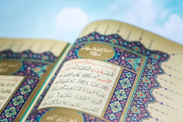 Apertura de páginas de libro sagrado Corán con nubeApertura de páginas de hol — Foto de Stock