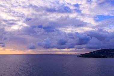 Güzel gün batımı St Maarten Adası Karayip Denizi yakınlarında
