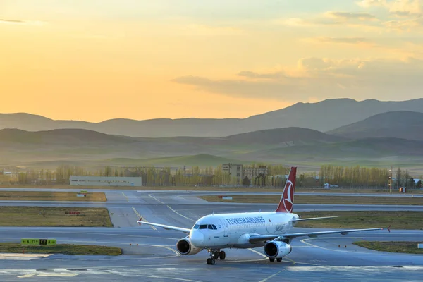 Mensen bij (Esenboga e-sinav merkezi) centrum van elektronische examens in esenboga na e-yds (elektronische buitenlandstalige examen) in Ankara, Turkije — Stockfoto