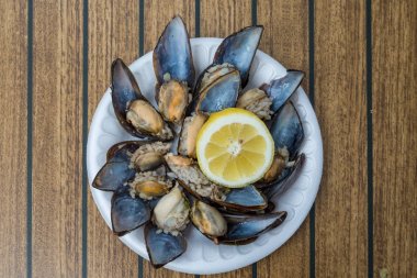 Limon üst görünümü ile dolma midye