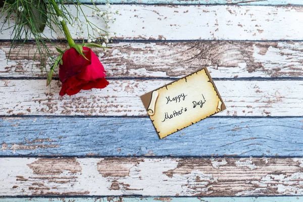 Feliz día de la madre con rosa roja en la mesa vintage —  Fotos de Stock