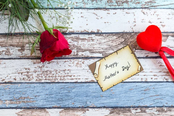 Feliz día de la madre con rosa roja y corazón en la mesa vintage —  Fotos de Stock