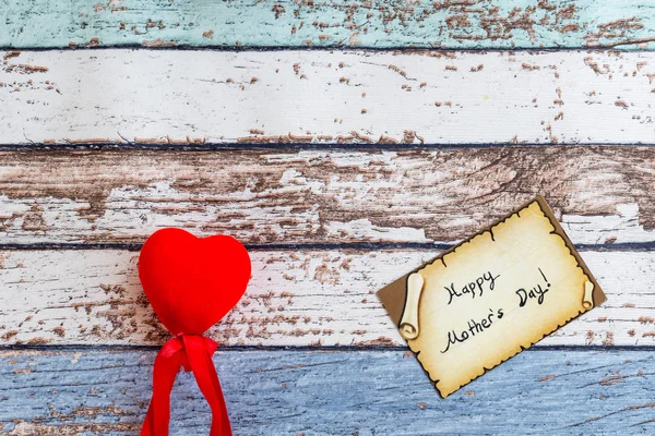 Feliz día de la madre con el corazón rojo en la mesa vintage —  Fotos de Stock