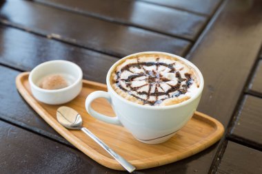 Kapuçino ile bisküvi ahşap tablo