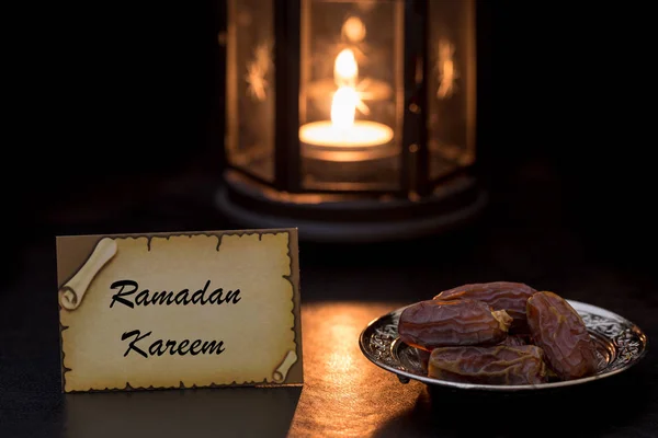 Ramadã cartão kareem com datas e lanterna — Fotografia de Stock