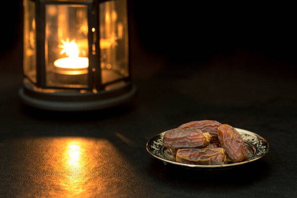 Даты с фонариком на заднем плане с желтым светом
