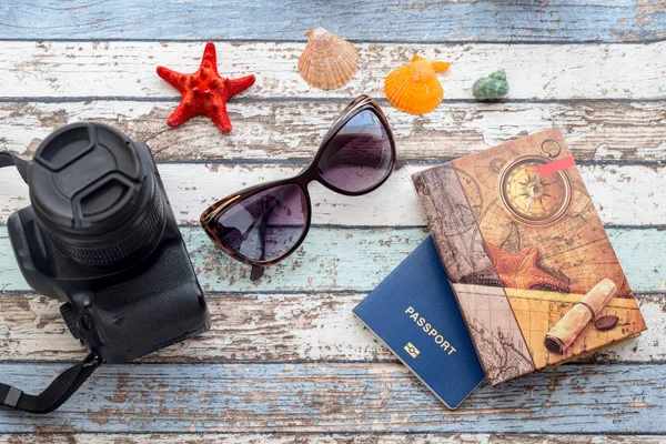 Resor koncept: snäckskal, solglasögon, pass och tidning på v — Stockfoto
