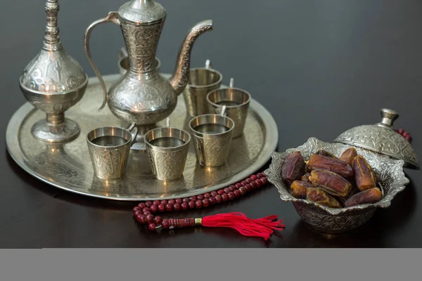 Concepto Ramadán: Fechas, zam zam agua y rosario sobre mesa marrón — Foto de Stock