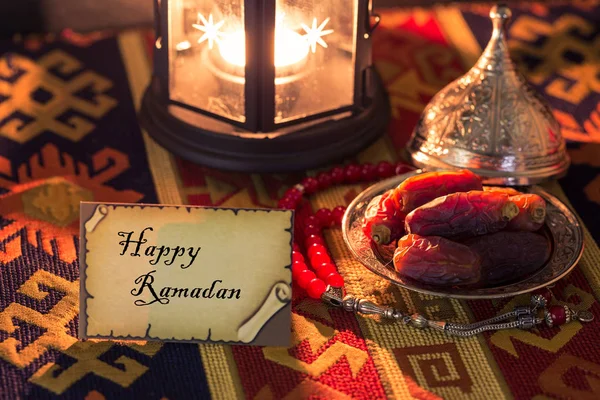 Счастливый рамадан на открытке с датами и маркой — стоковое фото
