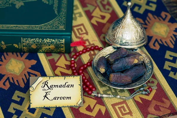 Ramadán Kareem texto en tarjeta con el Corán, rosario y fechas — Foto de Stock